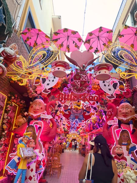 Sometimes you don’t need a rabbit hole to end up in Wonderland. 🫖🐇✨

Mitten in Athen haben wir das Little Kook Café en